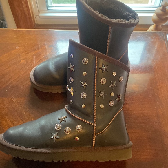 - 🦊Ugg NWOT Big Kids leather studded boots. EUC. All studs in place. 👏 - Picture 3 of 16